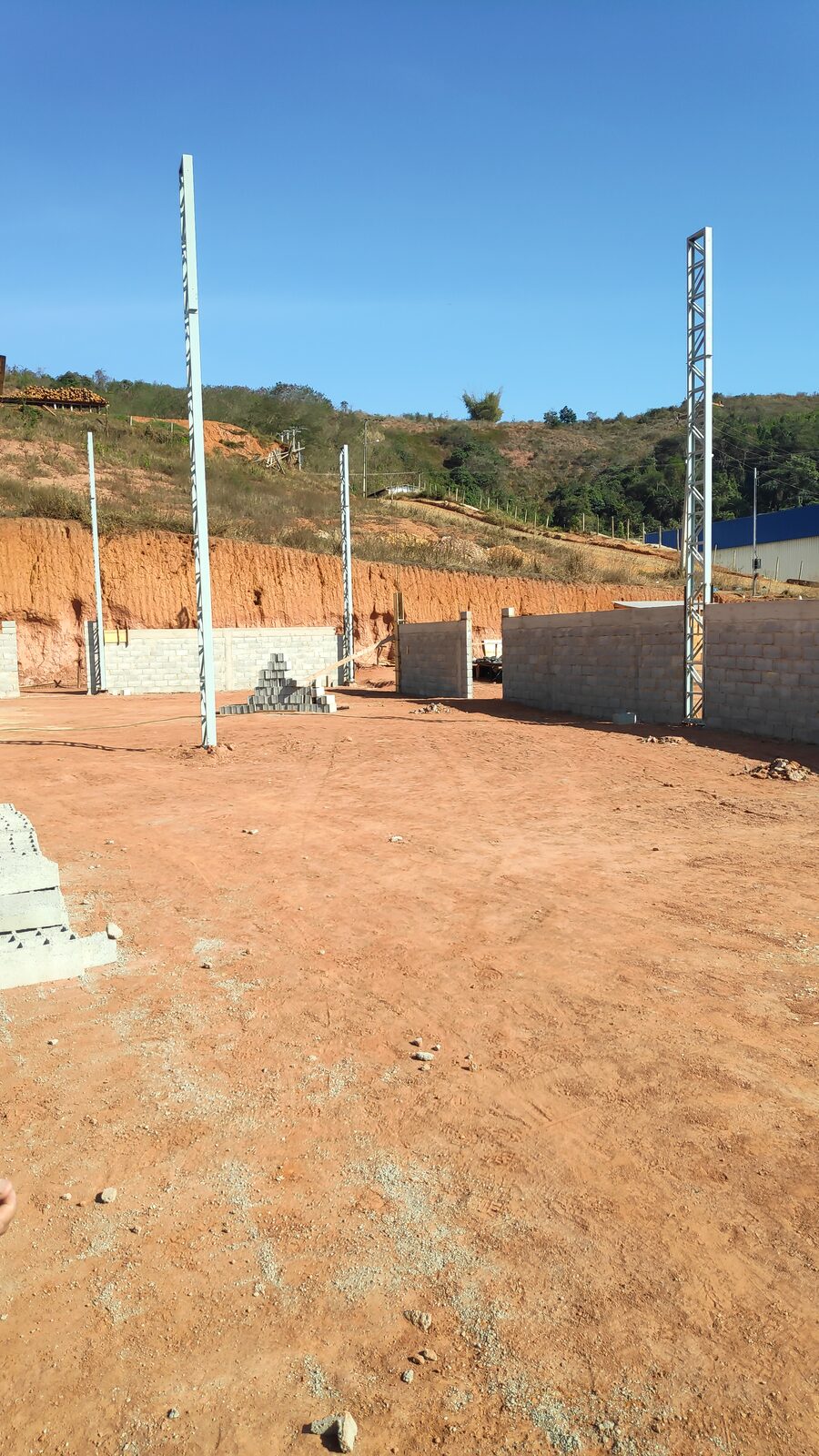 Início da montagem dos pilares metálicos treliçados