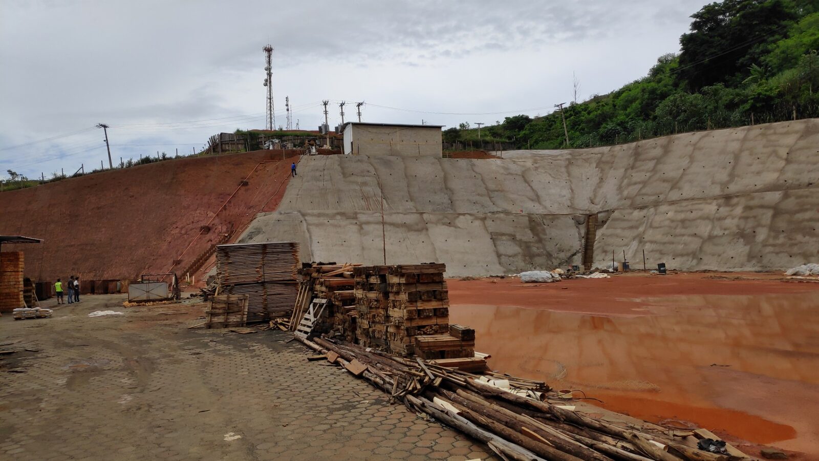 Contenção do talude em concreto projetado