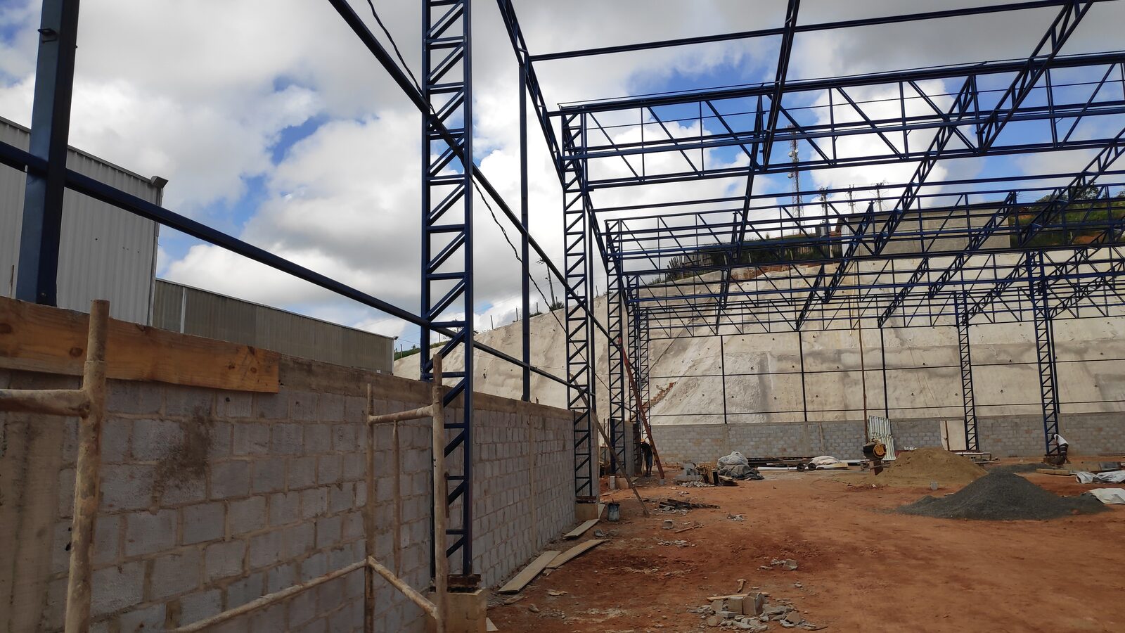 Montagem dos pórticos e estrutura da cobertura
