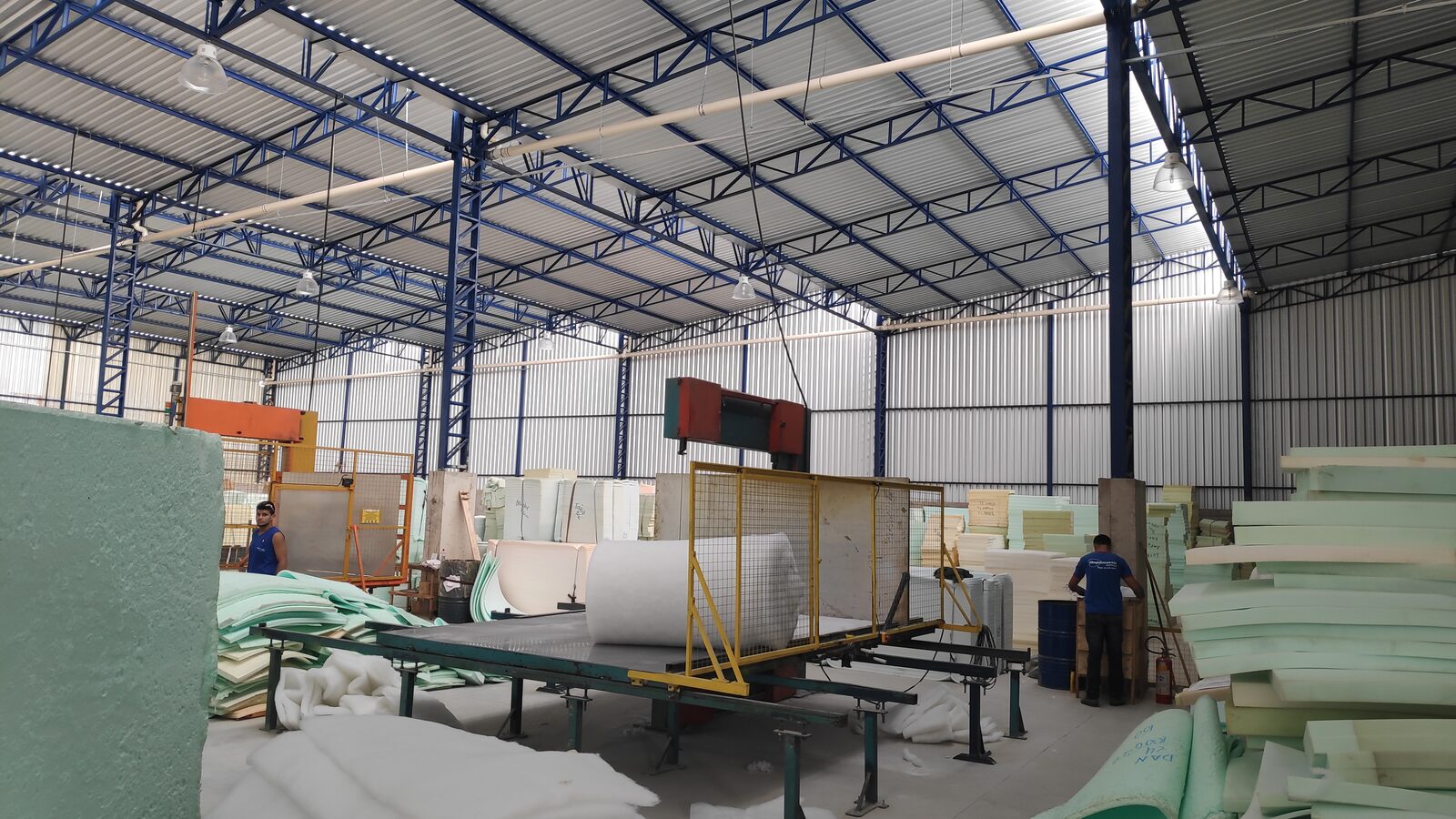 Galpão em operação com a fábrica instalada